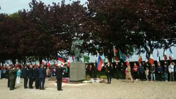 Церемония возложения венков к памятнику советским гражданам, сражавшимся на территории Франции, в Нуайе-Сен-Мартен