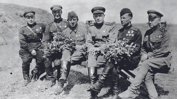  Генерал-лейтенант К.А. Вершинин с боевыми товарищами — воздушными асами Великой Отечественной войны.