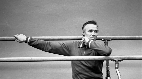 Советский гимнаст, абсолютный чемпион Олимпийских игр в 1952 и 1956 годах Виктор Иванович Чукарин.