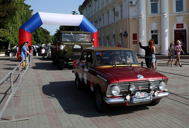 Участник юбилейного пятого авторалли Нахимов на автомобиле Москвич-412 на финише в Геленджике