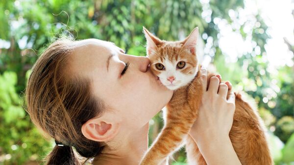Девушка целует кота