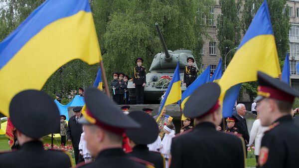 Церемония возложения цветов к памятнику Воинам-танкистам в Киеве по случаю Дня памяти и примирения, а также 74-ой годовщины победы над нацизмом во Второй мировой войне. 8 мая 2019