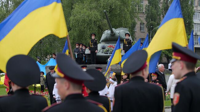 Церемония возложения цветов к памятнику Воинам-танкистам в Киеве