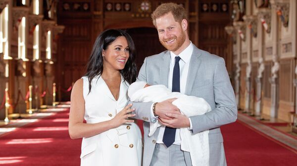 Британский принц Гарри и его жена Меган со своим маленьким сыном в Виндзорском замке. 8 мая 2019