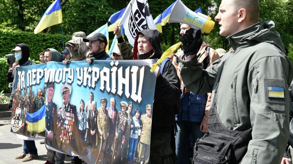 Марш участников Организации украинских националистов С14 (запрещенная в России), протестующих против акции Бессмертный полк в Киеве