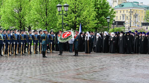 Патриарх Московский и всея Руси Кирилл во время возложения венков к Могиле Неизвестного солдата. 8 мая 2019 