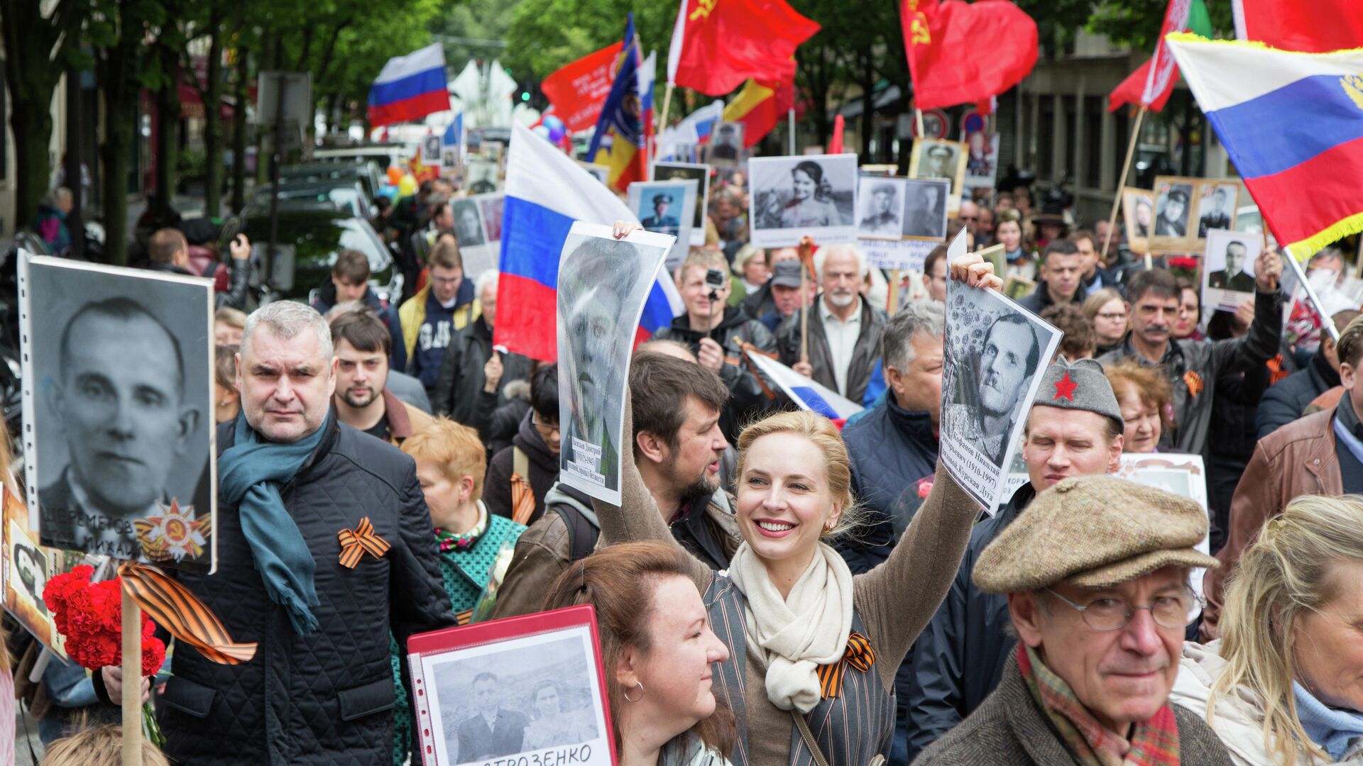 Участники акции Бессмертный полк на одной из улиц в Париже. 8 мая 2019 - РИА Новости, 1920, 08.05.2022