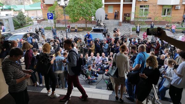 Журналисты возле здания Пресненского районного суда Москвы
