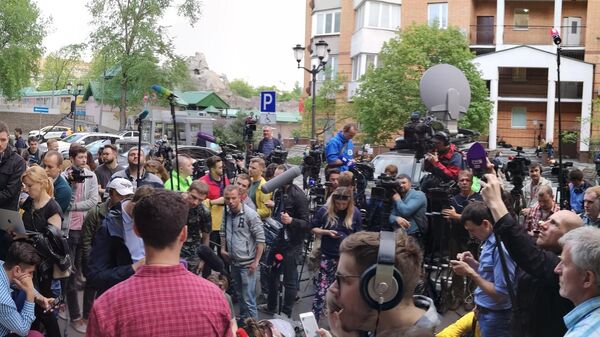 Журналисты возле здания Пресненского суда Москвы