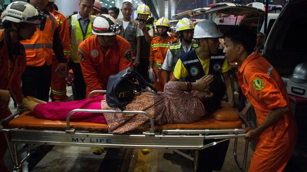 Спасатели перевозят раненого пассажира самолета авиакомпании Biman в аэропорту Янгон, Мьянма. 8 мая 2019 