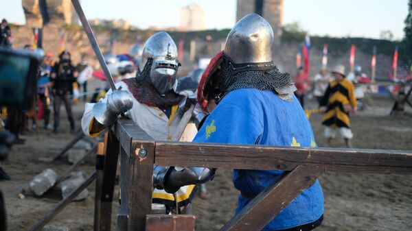 Участники чемпионата по историческому средневековому бою Битва наций