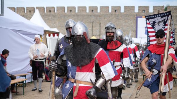 Участники чемпионата по историческому средневековому бою Битва наций 
