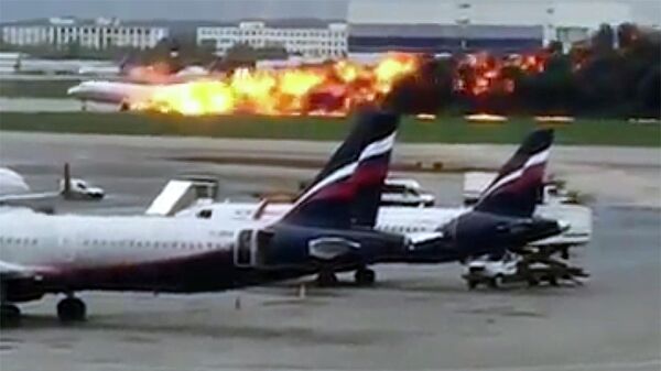 Стоп-кадр видео горящего самолета компании Аэрофлот Sukhoi Superjet-100 в Шереметьево