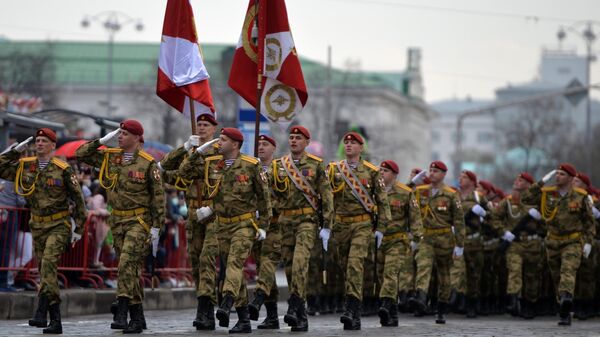 Военнослужащие во время военного парада в Екатеринбурге, посвященного 74-й годовщине Победы в Великой Отечественной войне