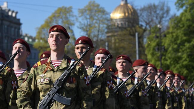 Военнослужащие перед началом военного парада в Санкт-Петербурге, посвященного 74-й годовщине Победы в Великой Отечественной войне