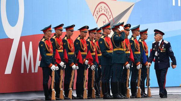 Военнослужащие почетного караула перед началом военного парада на Красной площади, посвящённого 74-й годовщине Победы в Великой Отечественной войне