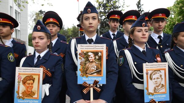 Участники акции Бессмертный полк в Севастополе