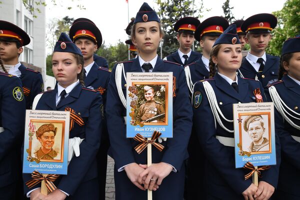 Участники акции Бессмертный полк в Севастополе