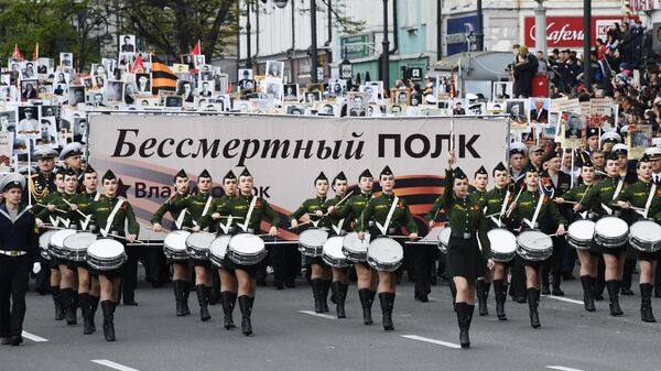Участники акции Бессмертный полк во Владивостоке