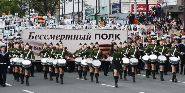 Участники акции Бессмертный полк во Владивостоке
