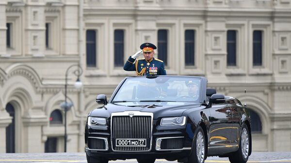 Министр обороны РФ Сергей Шойгу на автомобиле Aurus Senat на военном параде на Красной площади