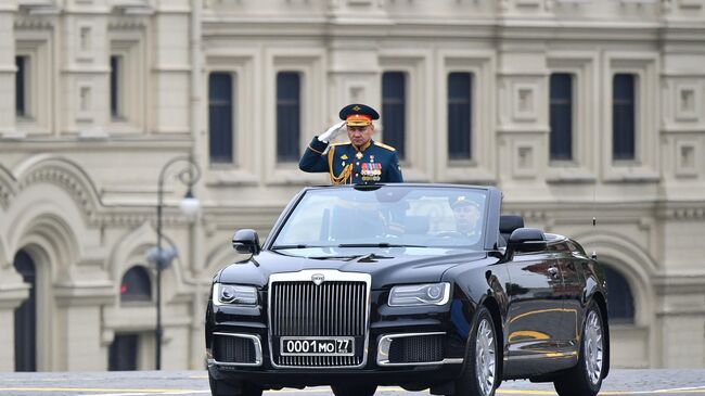 Министр обороны РФ Сергей Шойгу на автомобиле Aurus Senat на военном параде на Красной площади