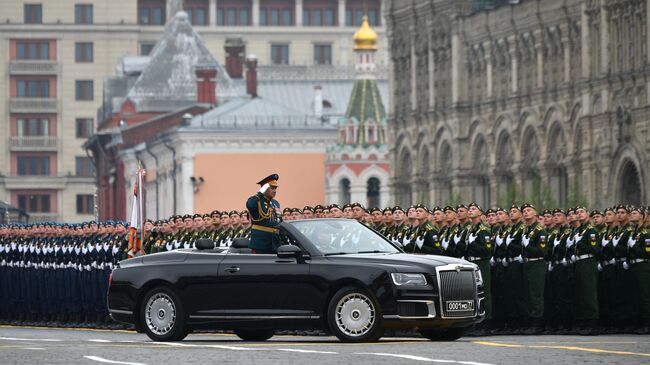 Министр обороны РФ Сергей Шойгу на автомобиле Aurus Senat