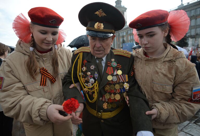 Ветеран Великой Отечественной войны и участники военно-патриотического общественного движения Юнармия во время акции Бессмертный полк в Екатеринбурге