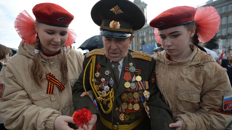 Ветеран Великой Отечественной войны и участники военно-патриотического общественного движения Юнармия во время акции Бессмертный полк в Екатеринбурге