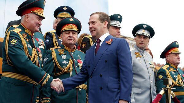 Председатель правительства РФ Дмитрий Медведев перед началом военного парада в ознаменование 74-й годовщины Победы в Великой Отечественной войне 1941–1945 годов на Красной площади в Москве