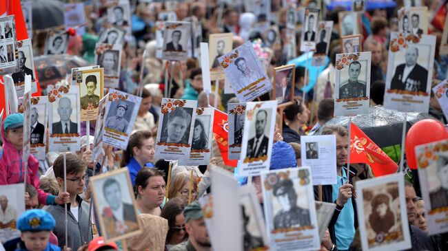 Участники акции Бессмертный полк в Екатеринбурге.