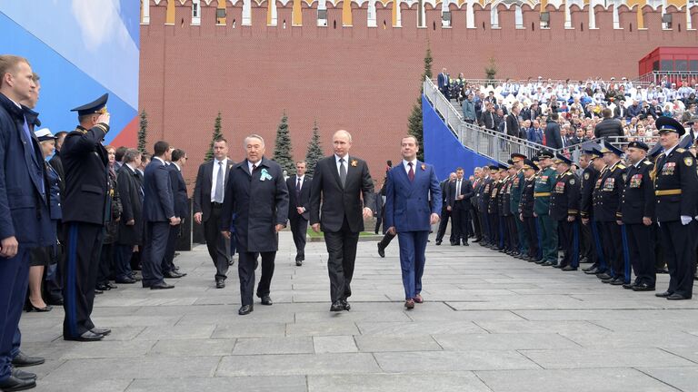 Президент России В. Путин, премьер-министр России Д. Медведев и председатель правящей партии Казахстана Нур Отан Нурсултан Назарбаев на военном параде в честь 74-й годовщины Победы в ВОВ