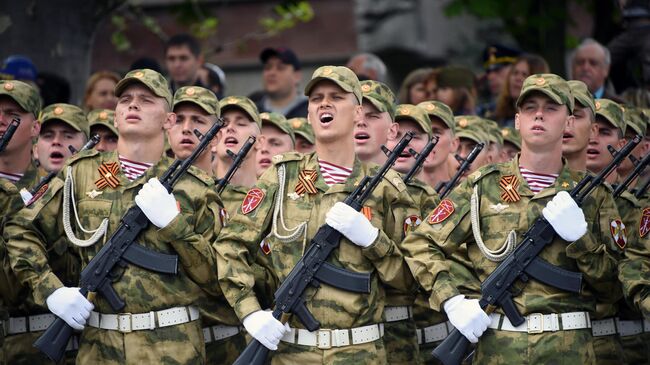 Военнослужащие на военном параде в Севастополе