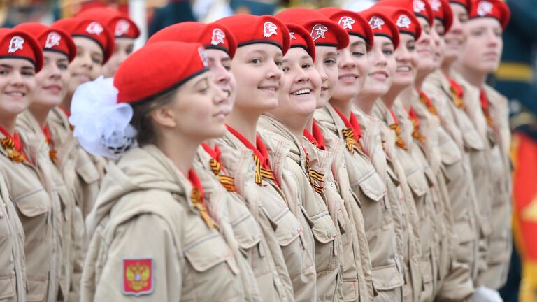 Парадный расчет Всероссийского детско-юношеского военно-патриотического общественного движения Юнармия на военном параде на Красной площади, посвящённом 74-й годовщине Победы в Великой Отечественной войне