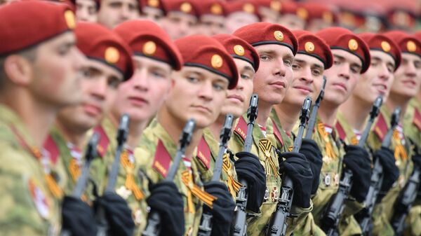 Военнослужащие войск Национальной гвардии РФ на военном параде на Красной площади