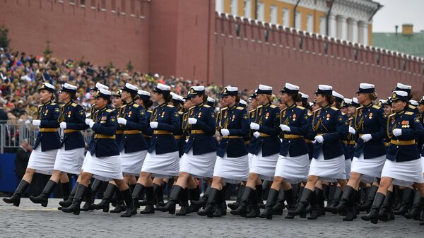 Сводный парадный расчет женщин-военнослужащих Министерства обороны РФ на военном параде на Красной площади, посвящённом 74-й годовщине Победы в Великой Отечественной войне