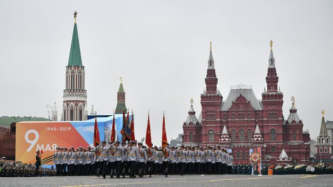 Курсанты Московского университета Министерства внутренних дел РФ имени В. Я. Кикотя на военном параде на Красной площади, посвящённом 74-й годовщине Победы в Великой Отечественной войне