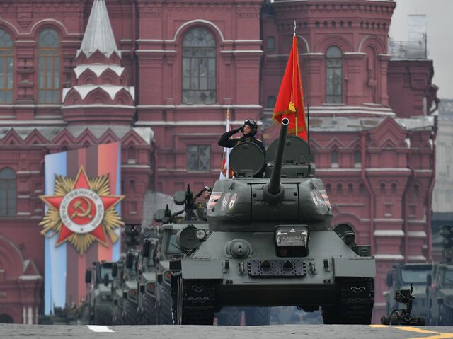 Танк Т-34-85 на военном параде на Красной площади, посвящённом 74-й годовщине Победы в Великой Отечественной войне