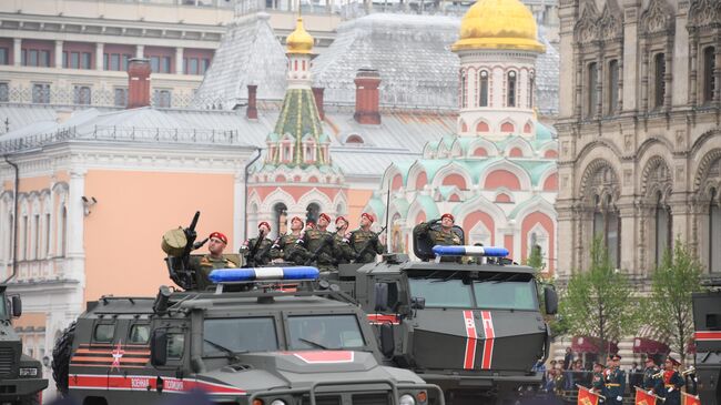 Сотрудники военной полиции на военном параде на Красной площади, посвящённом 74-й годовщине Победы в Великой Отечественной войне