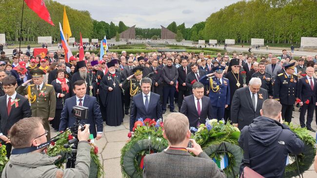 Возложение цветов в Трептов-парке в Берлине. 9 мая 2019