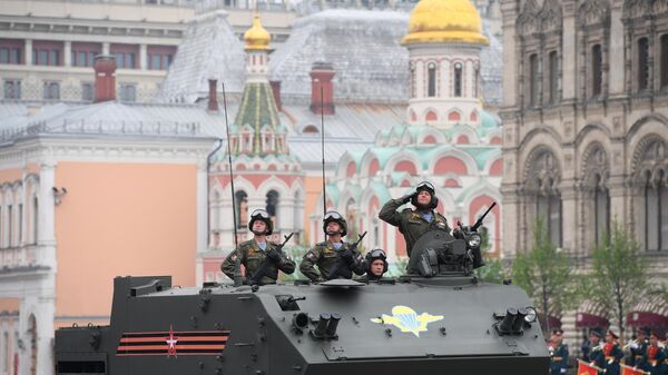 Военнослужащие на бронетранспортере БТР-МДМ Ракушка на военном параде на Красной площади