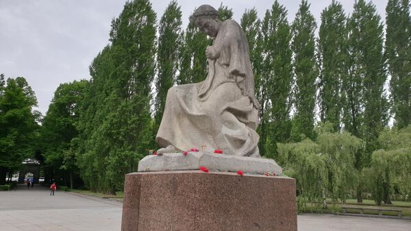 Монумент Скорбящая мать в Трептов-парке в Берлине