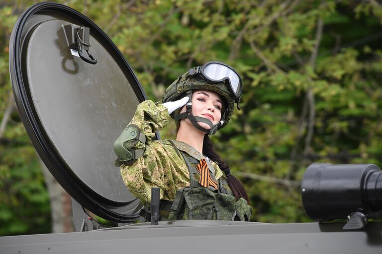 Военнослужащий на военном параде в Севастополе, посвященном 74-й годовщине Победы в Великой Отечественной войне