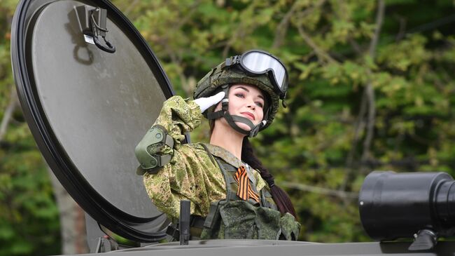 Военнослужащий на военном параде в Севастополе