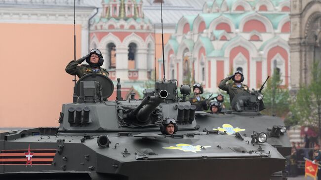 Военнослужащие на боевой машине десанта БМД-4М Садовница (на первом плане) на военном параде на Красной площади, посвященном 74-й годовщине победы в Великой Отечественной войне