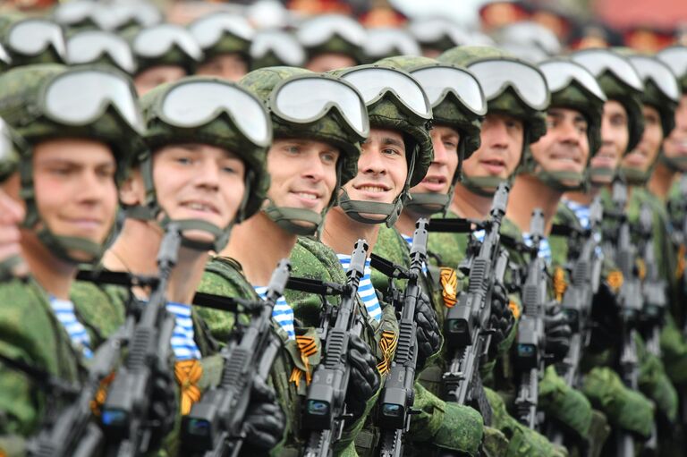 Военнослужащие 331-го гвардейского парашютно-десантного полка на военном параде на Красной площади, посвящённом 74-й годовщине Победы в Великой Отечественной войне