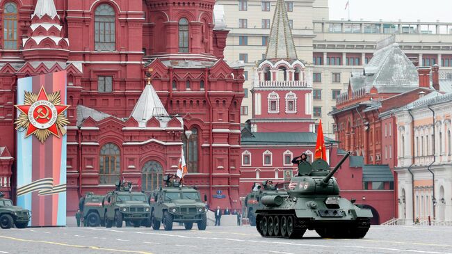 Танк Т-34-85 на военном параде на Красной площади, посвященном 74-й годовщине Победы в Великой Отечественной войне