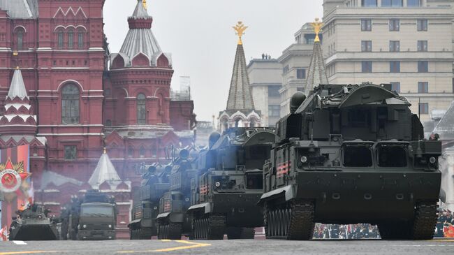 Всепогодный тактический зенитный ракетный комплекс ТОР-М2 на военном параде на Красной площади