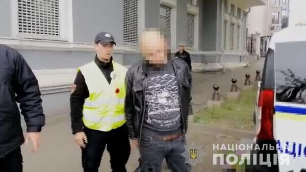 Задержание мужчины с георгиевской лентой на Аллее Славы в Одессе. 9 мая 2019