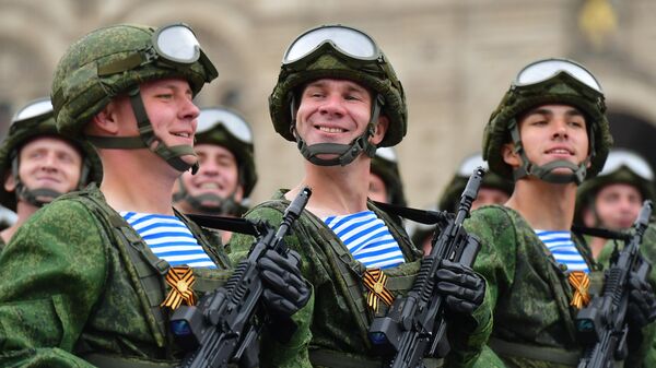 Военнослужащие 331-го гвардейского парашютно-десантного полка на военном параде на Красной площади, посвящённом 74-й годовщине Победы в Великой Отечественной войне